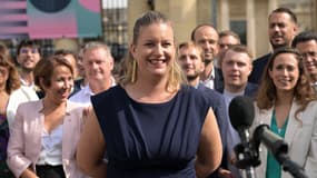 La députée Mathilde Panot (au centre), nouvellement élue députée de La France insoumise (LFI), du Nouveau Front populaire, s'adresse aux journalistes à son arrivée à l'Assemblée nationale à Paris, le 9 juillet 2024