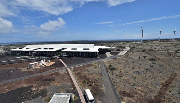 Solaire, éolien, larges ouvertures sans fenêtres permettent à l'aéroport Seymour de se passer d'énergies fossiles. 