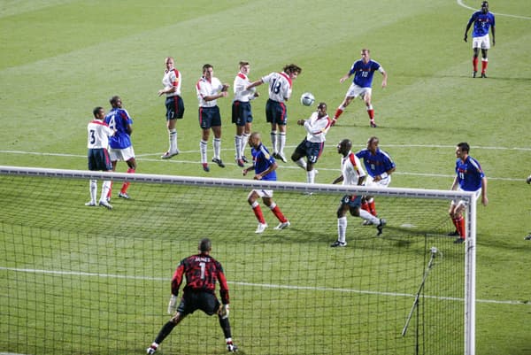 Le but sur coup-franc (avant le but sur penalty) de Zinédine Zidane lors de France-Angleterre à l'Euro 2004