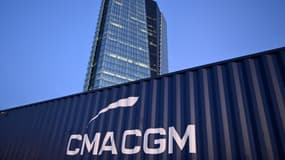 Le logo de CMA CGM devant le siège de la compagnie de frêt maritime, à Marseille, en 2022.