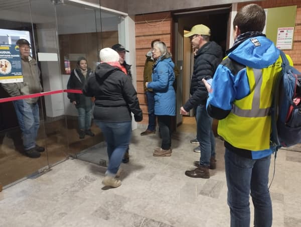 Des habitants de Guillestre sont accueillis à la salle polyvalente du Queyron.