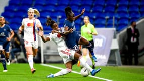 Kadeisha Buchanan au duel avec Sandy Baltimore lors du match OL-PSG, à Lyon le 30 mai 2021