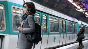 Une femme portant un masque dans le métro. (photo d'illustration)