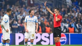 L'arbitre du match OM-Atalanta sous le regard des joueurs marseillais en Ligue des champions, le 5 novembre 2025