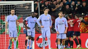 Le milieu de terrain de Barcelone,  Sergio Busquets, les défenseurs français Samuel Umtiti et l'Espagnol Gérard Piqué et l'attaquant marocain Abde Ezzalzouli, après un but encaissé face à Osasuna, lors de la 17e journée de LaLiga, le 12 décembre 2021 à Pampelonne