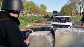 Les routes menant à Slaviansk, bastion d'insurgés pro-russes, sont gardées par l'armée.