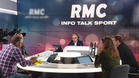 Christophe Chalençon lit le communiqué prévu pour le gouvernement : "Annulation des hausses de carburants, du nouveau contrôle technique, de la réforme des transports,..." 