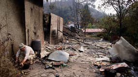 Un sinistré dans les décombres de sa maison à Baiao, au Portugal