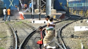 Des passagers traversent les voies ferrées de la ville indienne de Hyerabad, le 25 février 2015