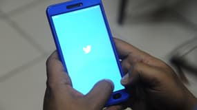 L'application Twitter se lance sur un smartphone. 