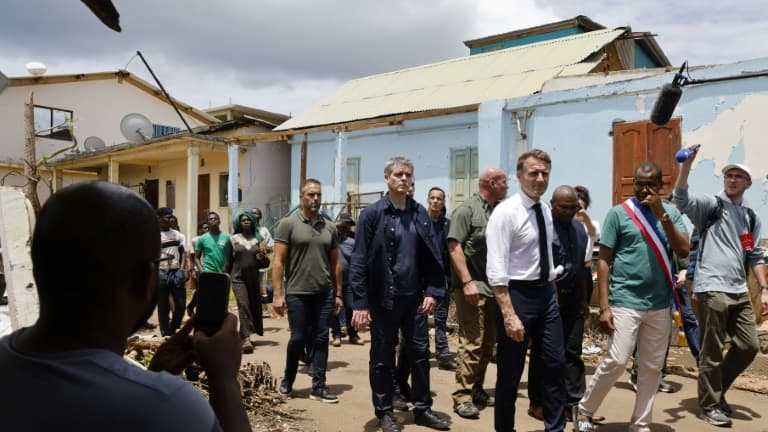 Le président français Emmanuel Macron visite un quartier de Tsingoni, à Mayotte, le 20 décembre 2024, après le passage du cyclone Chido sur l'archipel.