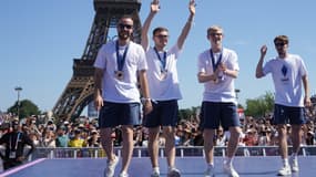 Simon Gauzy avec les frères Lebrun et Jules Rolland sur le podium de présentation des athlètes à Paris lors des Jeux olympiques, 10 août 2024