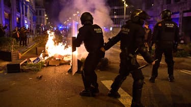 Des affrontements ont éclaté vendredi dans le centre de Barcelone entre des manifestants et la police, lors d'un rassemblement de centaines de personnes contre des restrictions de circulation prises pour ralentir la propagation du coronavirus.