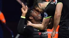 Cesc Fabregas vient fêter le but de Michy Batshuayi, synonyme de titre pour Chelsea en Premier League.