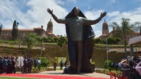 La statue en bronze de l'ancien président sud-africain Nelson Mandela est dévoilé sur la pelouse de l'Union Buildings, le siège du gouvernement à Pretoria.