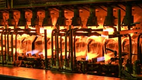 Des verres à pied sont chauffés dans l'usine de l'entreprise de verrerie-cristallerie Arc France à Arques, dans le Pas-de-Calais, le 13 septembre 2022 (photo d'illustration).