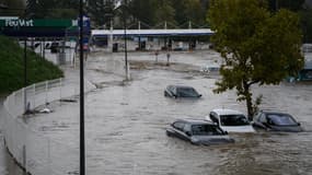 Des voitures immergées dans une zone commerciale le 16 octobre 2024 à Givors, dans le centre-est de la France