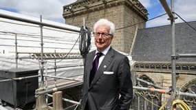 Ken Follett visite la cathédrale bretonne de Dol-de-Bretagne qu'il a aidé à restaurer.