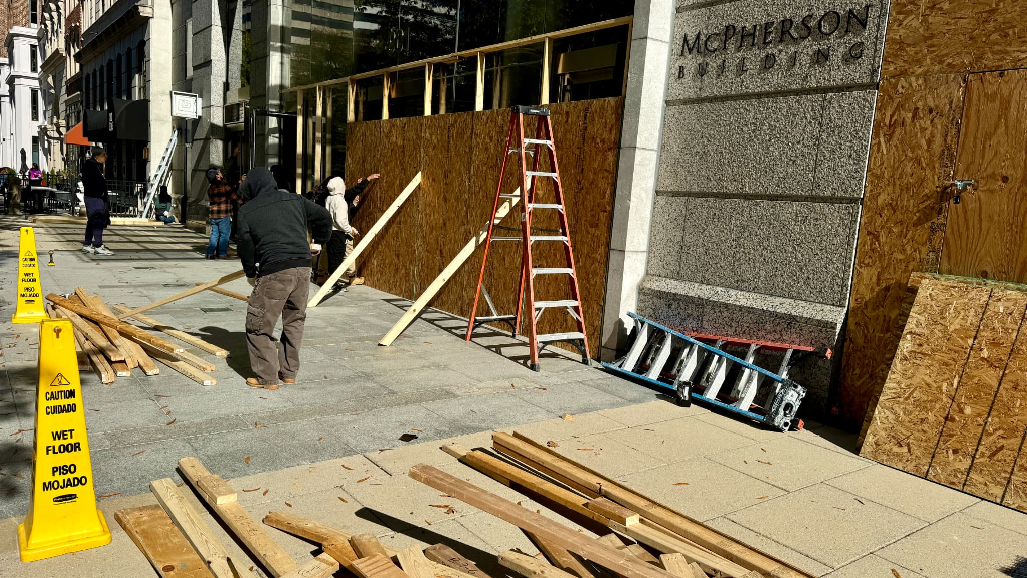 Des commerces se barricadent à Washington DC avant l'élection présidentielle, le 3 novembre 2024 Des commerces se barricadent à Washington DC avant l'élection présidentielle, le 3 novembre 2024