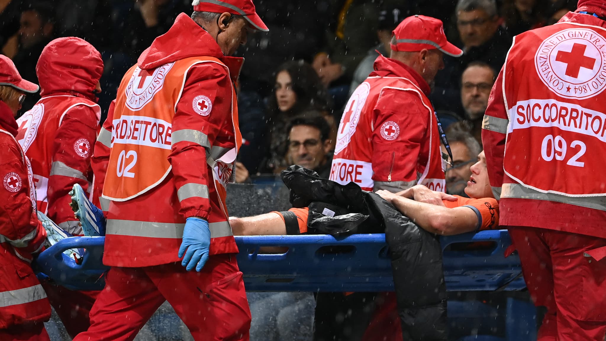 Le défenseur de l'Inter Milan Benjamin Pavard sort sur une civière face à l'Atalanta Le défenseur de l'Inter Milan Benjamin Pavard sort sur une civière face à l'Atalanta