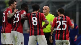 L'arbitre Cuneyt Çakır fait face aux contestations des joueurs de l'AC Milan