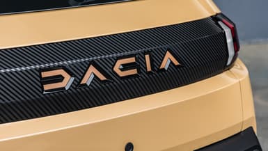 L'arrière de la Spring, avec le logo Dacia en toutes lettres.