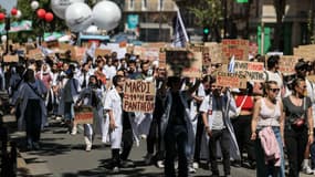 Manifestation des étudiants en médecine le 29 avril 2025  à Paris contre la régulation de l'installation des médecins