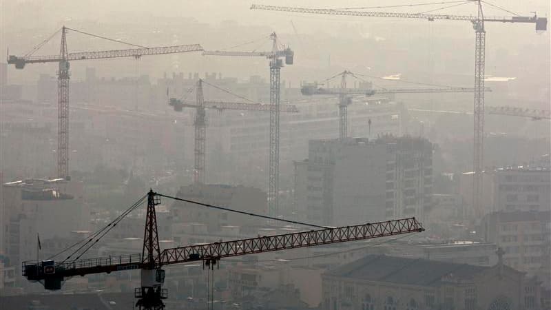 La ministre du Logement Cécile Duflot estime que l'objectif de 500.000 logements neufs construits par an en France d'ici 2017 sera difficile à tenir en raison de la crise mais doit être maintenu. /Photo d'archives/REUTERS/Jean-Paul Pélissier