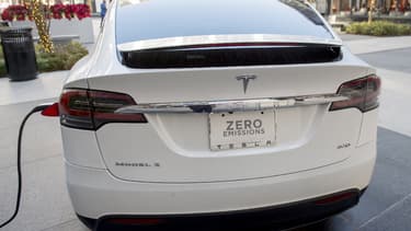 Une Tesla Model S branchée sur une borne électrique (image d'illustration)