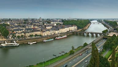 Les voies sur berges et le pont de Verdun à Angers.