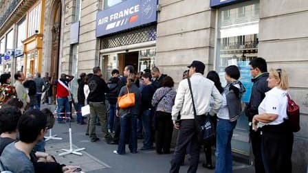 File d'attente devant une agence de voyage Air France à Paris. Le trafic aérien reprendra progressivement en France à partir de mardi 08h00, le territoire français n'étant plus considéré par l'Union européenne comme une zone interdite à la circulation, an