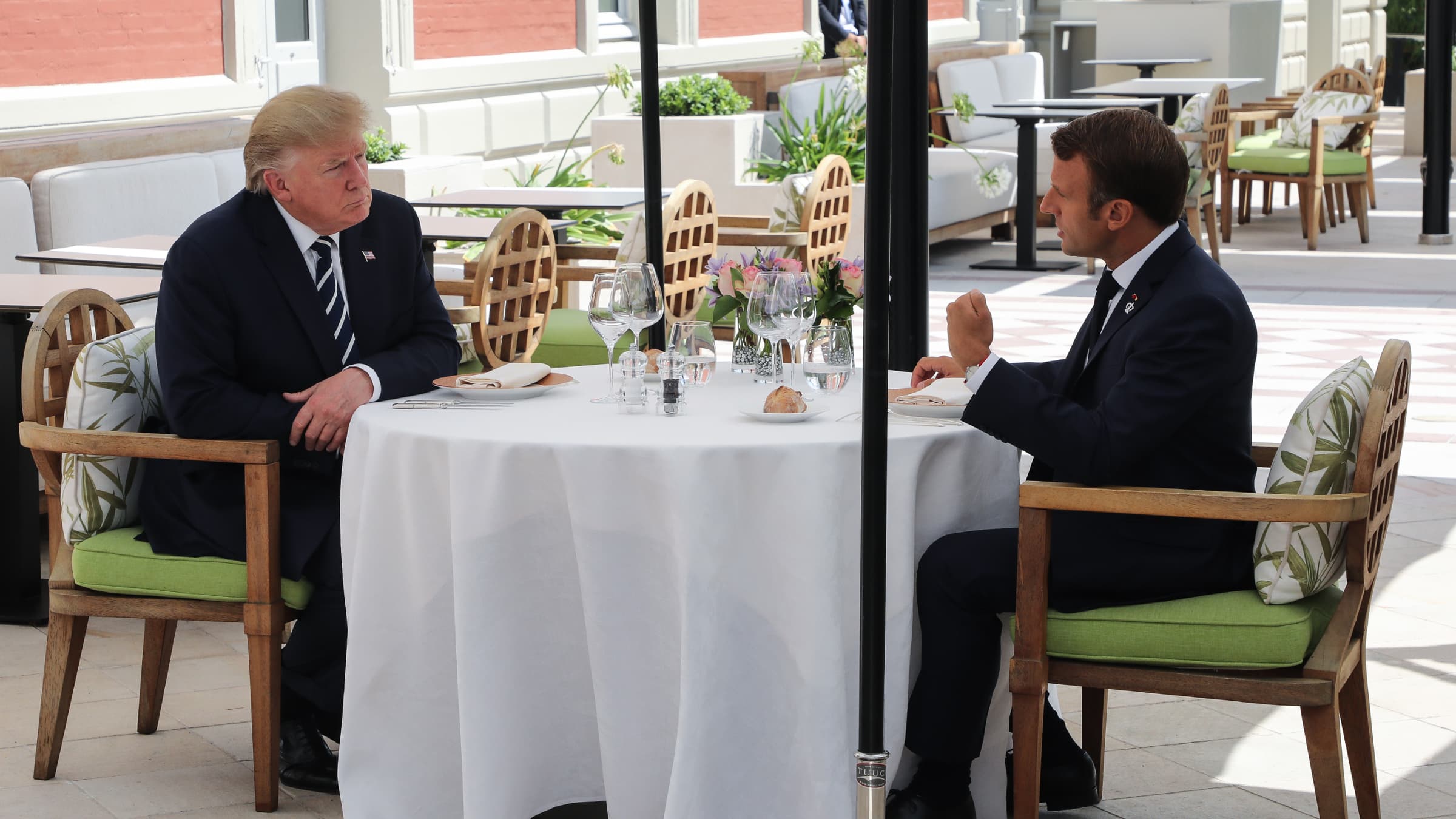 Donald Trump et Emmanuel Macron déjeunent en tête-à-tête le 24 août à Biarritz, au premier jour du G7. Donald Trump et Emmanuel Macron déjeunent en tête-à-tête le 24 août à Biarritz, au premier jour du G7.