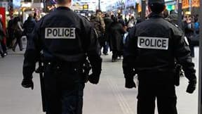 Selon le ministre de l'Intérieur Brice Hortefeux, 53.820 policiers et gendarmes sont mobilisés pour prévenir ce vendredi soir les incidents désormais rituels du Nouvel An, tels que les incendies de voitures. /Photo prise le 13 décembre 2010/REUTERS/Charle