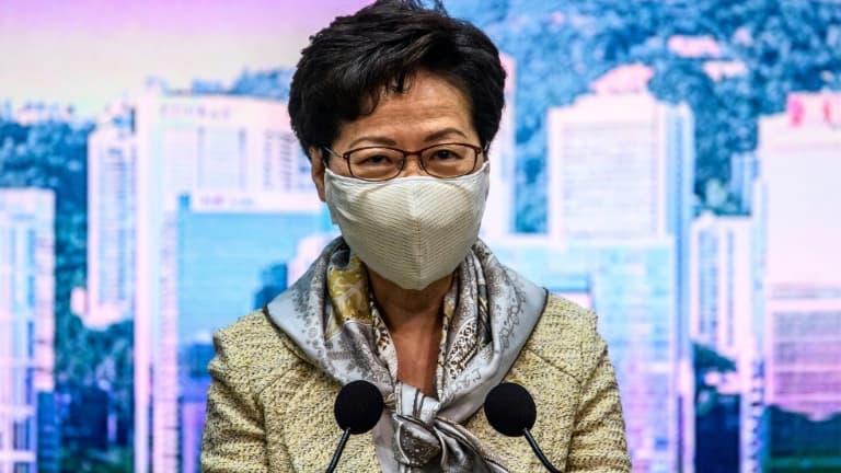 La cheffe de l'exécutif à Hong Kong, Carrie Lam lors d'une conférence de presse à Hong Kong, , le 30 juin 2020.