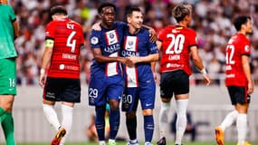 Arnaud Kalimuendo et Lionel Messi lors du match amical au Japon contre les Urawa Red Diamonds, le 23 juillet 2022