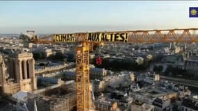 "Climat, aux actes!"  Des activistes de Greenpeace ont déployé ce jeudi matin une banderole en haut de la grue de Notre-Dame pour dénoncer "l'inaction climatique" d'Emmanuel Macron.