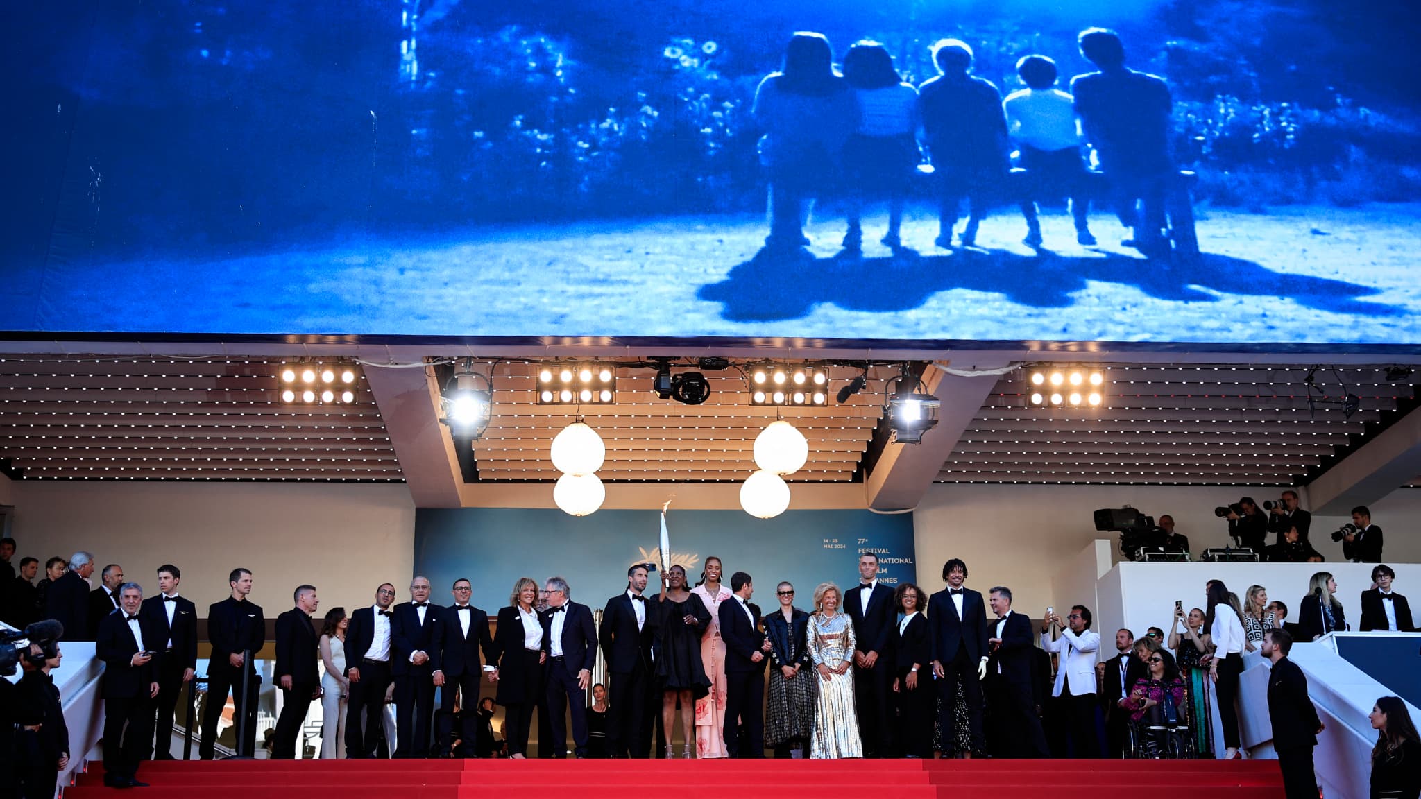 La flamme olympique en haut des marches du festival de Cannes le 21 mai 2024 La flamme olympique en haut des marches du festival de Cannes le 21 mai 2024