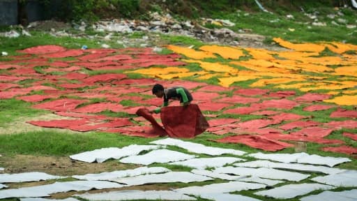 Un travailleur bangladeshi fait sécher des lanières de cuir à Dacca, le 6 avril 2017 Un travailleur bangladeshi fait sécher des lanières de cuir à Dacca, le 6 avril 2017
