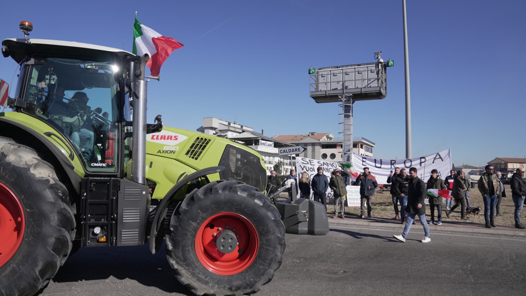 Un convoi de tracteurs à Orte se dirige vers Rome, en Italie, dans le cadre d'une manifestation d'agriculteurs, le 3 février 2024