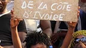 Manifestation des partisans de Laurent Gbagbo à Abidjan. Selon la ministre française des Affaires étrangères, Michèle Alliot-Marie, les 950 soldats français du dispositif Licorne présents en Côte d'Ivoire n'ont pas l'intention de s'interposer entre les Iv