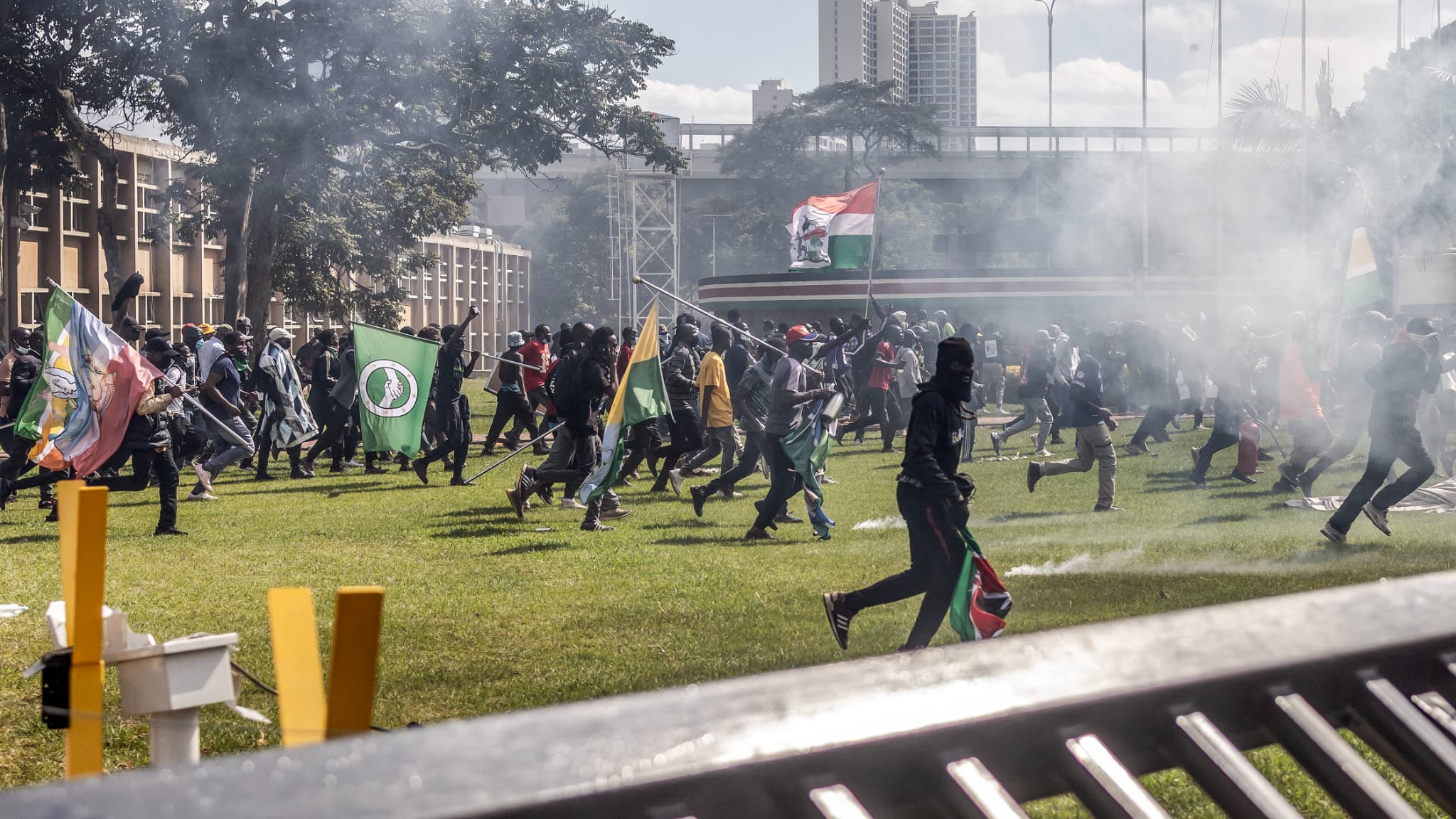 Des manifestants courent à l'intérieur de l'enceinte du Parlement kenyan lors d'une grève nationale pour protester contre les hausses d'impôts et le projet de loi de finances dans le centre de Nairobi, le 25 juin 2024. 