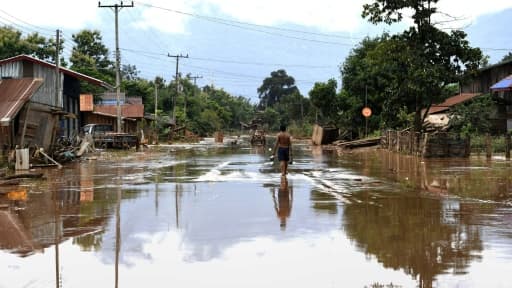 Une rue dévastée de Sanamxai, le 26 juillet 2018, après la rupture du barrage, au Laos