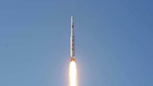 Photo fournie le 7 février 2016 par l'agence officielle nord-coréenne Kcna montrant le décollage d'une fusée emportant un satellite depuis un endroit non précisé