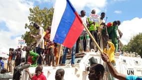 Drapeau russe devant l'ambassade de France au Burkina Faso