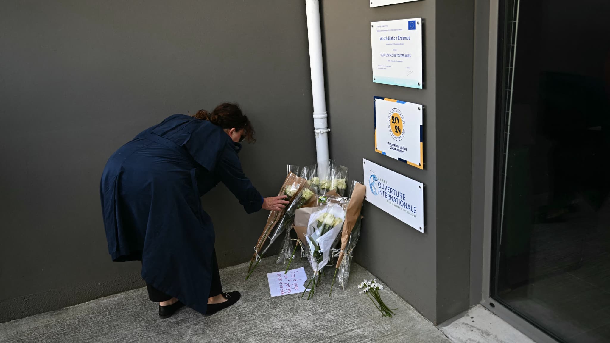 Une personne dépose une rose à l'entrée du lycée Notre-Dame de Toutes-Aides, le 25 avril 2025, à Nantes, où une élève a été tuée et trois autres ont été blessés dans une attaque au couteau. Une personne dépose une rose à l'entrée du lycée Notre-Dame de Toutes-Aides, le 25 avril 2025, à Nantes, où une élève a été tuée et trois autres ont été blessés dans une attaque au couteau.