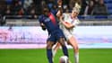 Tabitha Chawinga au duel avec Ellie Carpenter lors de Lyon-PSG (1-1, D1 féminine), le 11 février 2024