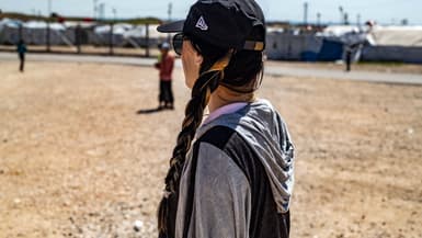 La Française Emilie Konig marche dans le camp Al-Roj, dans le nord-est de la Syrie, le 28 mars 2021. (Photo d'illustration)
