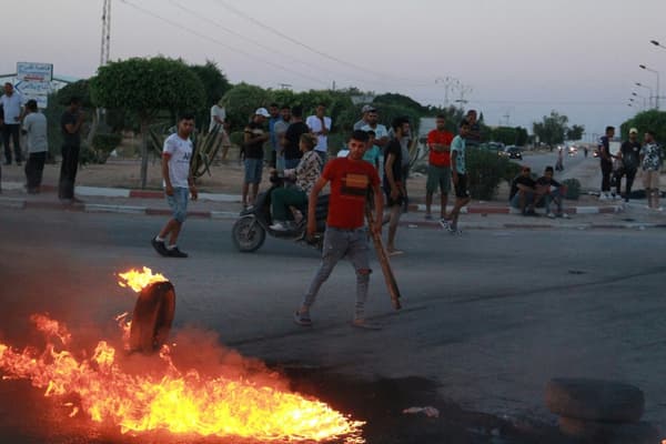 Des jeunes tunisiens bloquent la route des migrants, à Sfax, après la mort d'un homme lors d'une bagarre entre des habitants et des migrants d'Afrique subsaharienne, le 4 juillet 2023.