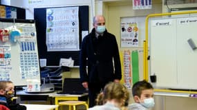 Le ministre de l'Education Jean-Michel Balquer dans une classe d'éciole primaire à la Ferté-Milon (Aisne), le 26 mars 2021