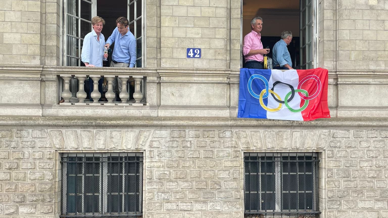 Des habitants prets à suivre la cérémonie d’ouverture le long de la Seine, 26 juillet 2024 Des habitants prets à suivre la cérémonie d’ouverture le long de la Seine, 26 juillet 2024